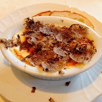 La Brianza - トリュフは目の前ですりおろしてくれます ホワイトソースの中には温泉卵 バゲットのスライスが2枚付いてます