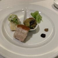 中国飯店 富麗華 - 前菜盛り合わせ　　皮付き豚バラ肉の焼物　皮のカリっと感！　焼物いいですねー。