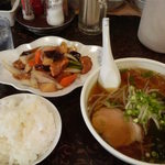 新華苑 - ある日の日替わり定食　ラーメンと酢豚にご飯