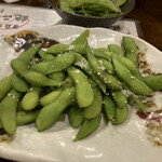 Fukunotori - お通しと枝豆をツマミに、焼き物を待つ。