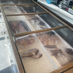 Oshokujidokoro Sengyoshou Uotetsu - 横で新鮮な魚も売ってました。