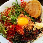 まる重 - 辛神豚まぜそば：1030円