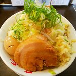 まる重 - 神豚ラーメン味玉：970円の野菜＆ニンニク増し