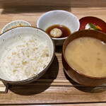 Bidama Sutando - ご飯、お味噌汁、浅漬け、人参シリシリ、天ぷらつゆ
