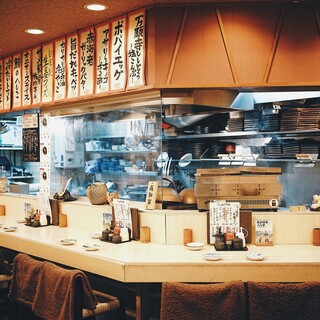 下町情緒あふれる、アットホームな店内