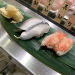 寿司 魚がし日本一 - 小肌とズワイガニ