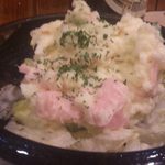 湯気たつ　ポテサラ！　じゃがいもを湯がくところから始まります。