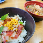 Muten Kurazushi - 旬の海鮮丼&7種の魚介追いかつお醤油ラーメン(780円)。