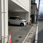Menho Kanomataya - 2021年12月。店裏の駐車場。