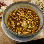 中華そば 笑歩 - ゴマ辛のつけ汁。途中でお願いすると温めて直してもらえる。最後のスープ割はカウンターにあるポットから自分で行うスタイル。