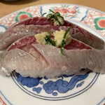 廻鮮寿司 塩釜港 - 「生いわし」と飾り切りが施されています！