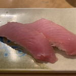 廻鮮寿司 塩釜港 - 先ずはサービスの「びんちょうまぐろの握り」が…