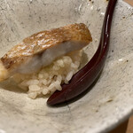 鮨 まつうら - ノドグロの脂、酢飯の酸、玉ねぎの甘み、煎り酒の風味、渾然一体とはよく言ったものです