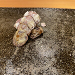 鮨 まつうら - まるで香箱蟹を思わせるような身の旨味、加えて卵の濃厚な風味と言ったら、思わず仰け反った後に日本酒に手が伸びます