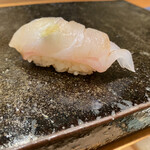 鮨 まつうら - 寝かせることで程よく水分の抜けた身は透き通るほどに美しい