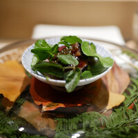 鮨m - 鰹の藁焼き
                ニンニクとハーブで漬けた鰹に添えられるのはクレソンとキャビア。皮目には強い藁の燻香が纏い、高まった鰹の旨味を存分に楽しめました。
                素晴らしい器も綺麗に彩っていました。