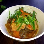 千鶴 - 牛シロモツとシマ腸の醤油ベースの煮こみです。