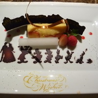 ベッラヴィスタ ラウンジ - クリスマス：赤い果実入りバニラムースリーヌとローズ風味のシャンパンソルベ