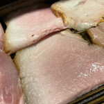 中華蕎麦 とみ田 - 醤油のみで煮た外モモとシキンボウ煮豚