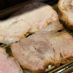 中華蕎麦 とみ田 - 肩ロースとランプの吊るし直火焼き