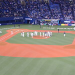 京セラドーム大阪 - 選手たちはグラウンドで勝利のハイタッチ