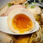 麺処びぎ屋 - ネトッとした黄身がイイ感じで美味い