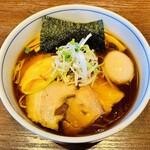 麺処びぎ屋 - 4分程で着丼。最後は気持ちオイリー感が残ったが、完食完飲腹八分目。