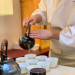 兄弟寿し - 紅茶を入れる店主