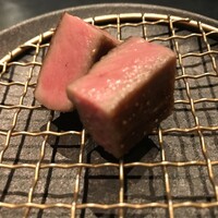 西麻布 焼肉 X - ★８但馬牛タン　厚切り「超希少部位、黒タンの中心部分を厚切りで」
