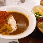 すき家 - 料理写真:ファイヤーチキンカレー　サラダセット