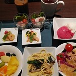 ノーザンテラスダイナー - フリーフード(右上からフランボワーズソルベ＆ライチシャーベット、サラダ、クリームパスタ柚子の香り、フルーツ、エビのマリネ、スモークチキンor生ハムのシーザーサラダ)