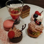 ノーザンテラスダイナー - 「クリスマス」テーマのスイーツ(右上からベリームース、ピスタチオパリブレスト、トナカイのノエル、マカロンフランボワーズ、ロゼスパーリングワインのジュレ、ショパン)