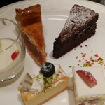 ノーザンテラスダイナー - クラシックスイーツ(右上からガトーショコラ、苺のショートケーキ、ベイクドチーズケーキ、ミルクプリン、アップルパイ)