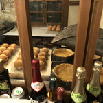 カフェ・ラ・ファミーユ - 自家製パン、スタンバイ中