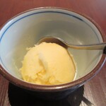 五月家 - 杏子シャーベット、適度な甘さで食べやすいです。食感も良いです。