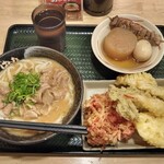 はなまるうどん - もつ煮うどん(地域限定)+おでん+揚げ物