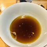 飯田商店 - チー油の効いたスープ　もう一つは蕎麦ツユみたいな感じでほんの少し。
