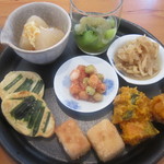 ANDANTE - 左上から時計回りに、大根の塩麹煮、小松菜っぽい野菜の酸味がある和え物、切り干し大根にゴマ油とかラー油を足したような