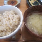 ANDANTE - 玄米ご飯と、キャベツと玉ねぎの味噌汁