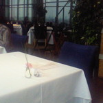 窓側テーブル席から内側を