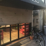 立ち呑み くにし - 開店ちょっと前、半シャッターでも入店可能