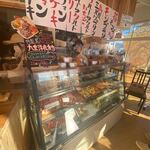 Kokonoe Kohi Chokubaijo - お店に入ってすぐに九重珈琲店のショーケースがあってプリンやシフォンケーキなどのケーキが並んでました