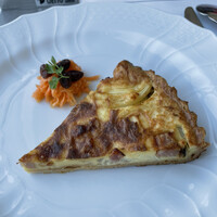 ブラッスリー ポール・ボキューズ 大丸東京 - 前菜はキッシュロレーヌ