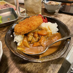 たまい駅前酒場 - 牛筋カレーコロッケのせ