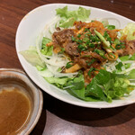 Sandaimetori Mero - 牛カルビ焼肉のパワーサラダ〜オーガニックジンジャーのドレッシング〜