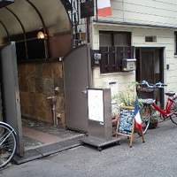 Bistro COLORIS - 路地から引っ込んでいるので、店舗はわかりにくい。