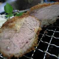 本格肉料理 丸小 - ヒレカツの切り口（これでも一番薄い塊でした）