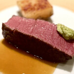 蒼 - ⑩但馬玄の炭火焼き〜上田畜産の但馬玄シャトーブリアン。但馬玄のコンソメと焼いた筋を煮詰めた柔らかなソース。尾藤農産の2年熟成された北あかり（ジャガイモ）もメインを張れるくらいの熟成された美味しさ。