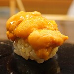 日本橋蛎殻町 すぎた - 北海道浜中産の馬糞雲丹の握り