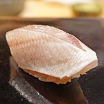 日本橋蛎殻町 すぎた - 軽めに昆布〆したカスゴの握り